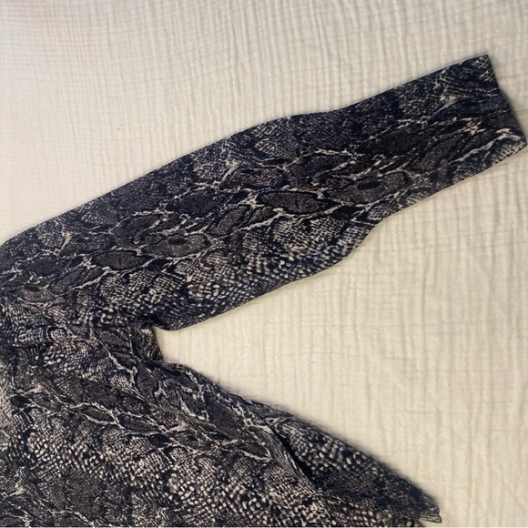 Talbots Black Gray Snake Print Long Sleeve Merino Wool Sweater Shirt LargePetite - Picture 7 of 16